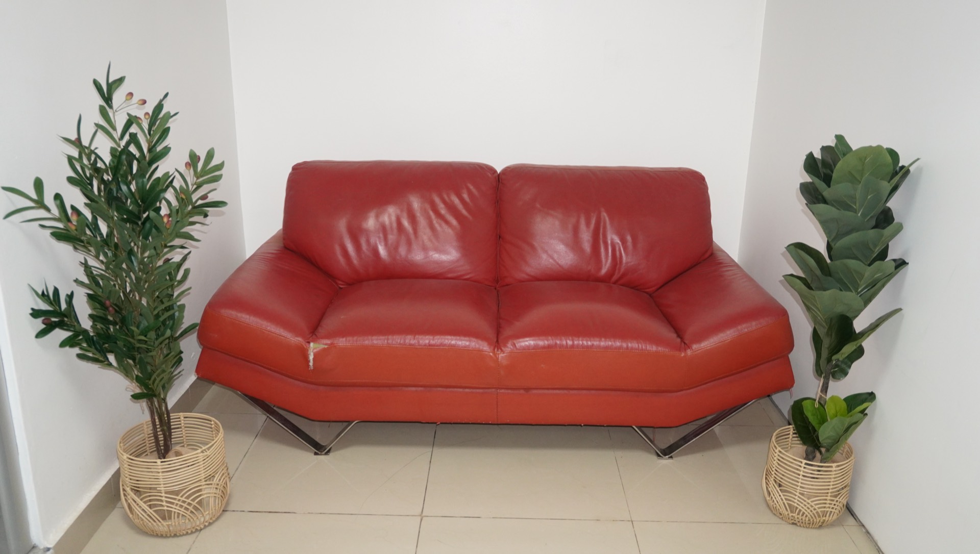 Sala de estar de YESODS con sofá de cuero