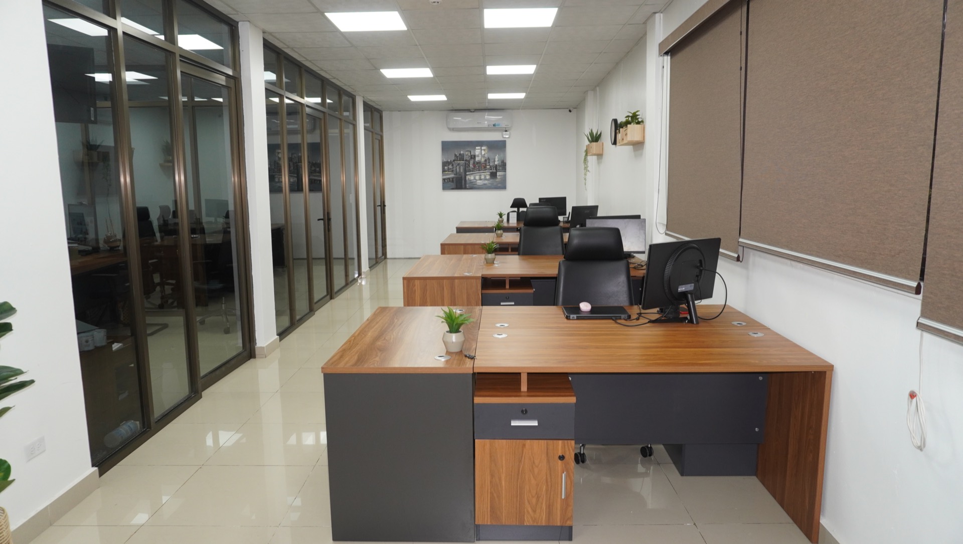 Oficinas con divisiones de vidrio y estaciones equipadas