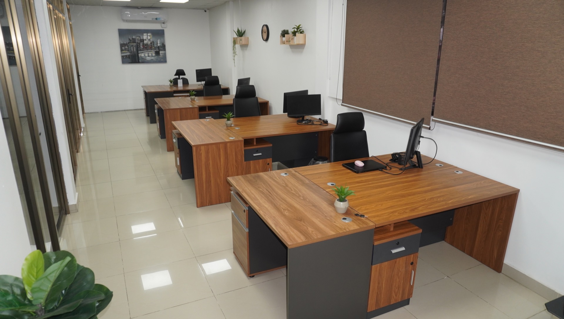 Open space de YESODS con estaciones de trabajo y monitores