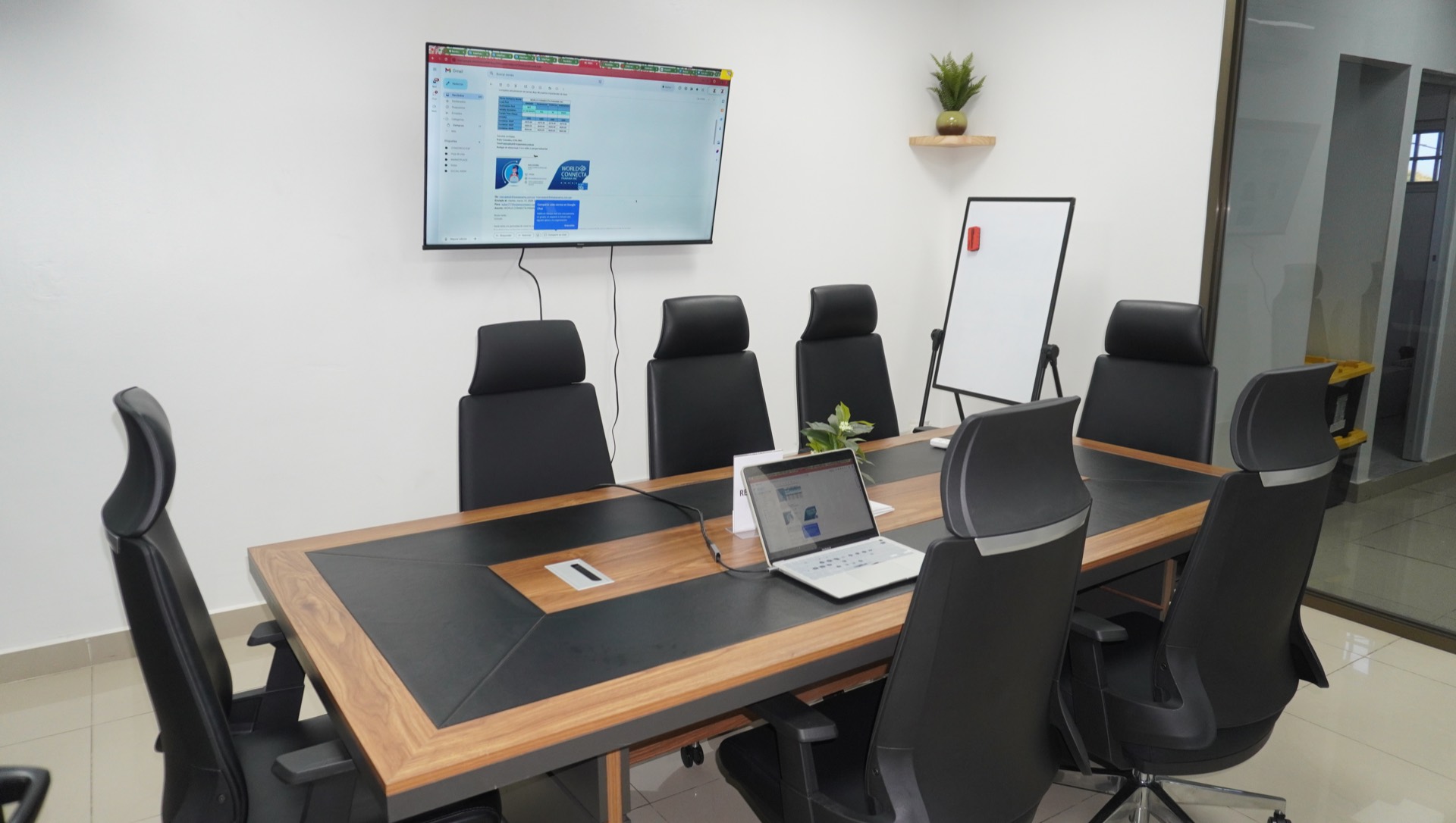 Sala de reuniones con Smart TV, pizarra y mesa para 8 personas